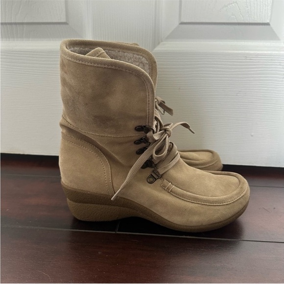 Size 7 Hush Puppies Women's Tan Suede Sherpa Lined Lace Up Wedge Heel Bootie - Picture 4 of 9